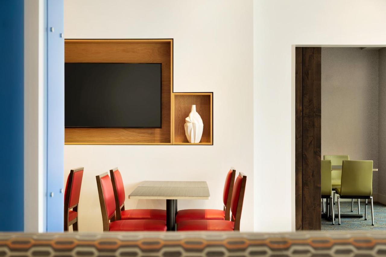 Holiday Inn Express & Suites - Yorkville By Ihg Exterior photo